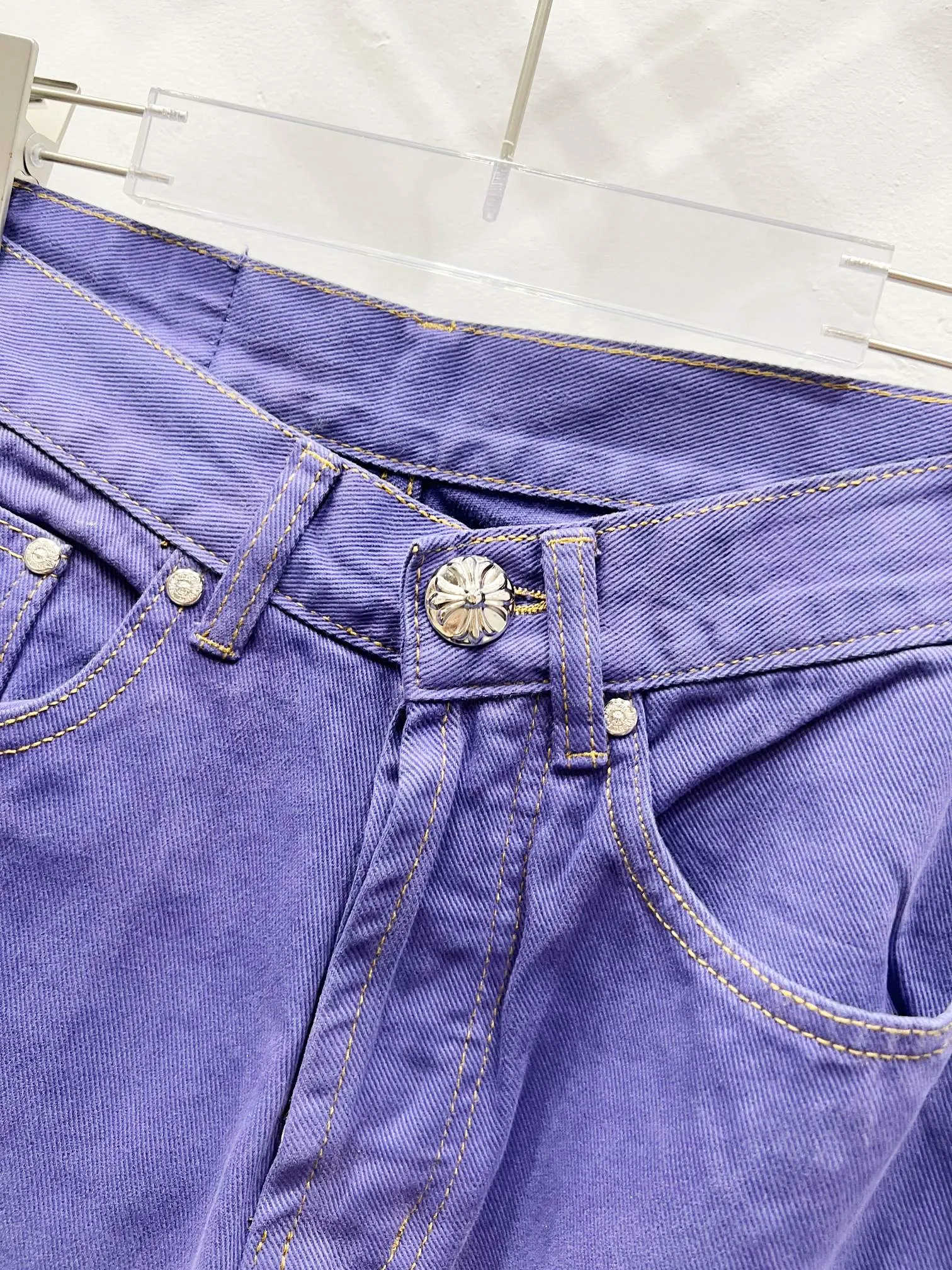 P220 Style No.: (c050) Women's Purple Pants Chrome Hearts CH Chrome's latest purple exudes uninhibited personality and unique charm. Every wear and tear is carefully designed to present a unique artistic feel. Made of imported denim fabric, which has undergone heavy industrial washing and destruction treatment, the trousers show a super cool effect on the upper body, allowing you to dominate the fashion stage.  This is more than just a pair of jeans, it is an expression of attitude. With its unique design concept and ultimate pursuit of details, Croxin breaks traditional boundaries and defines the jeans trend in the new era. The trousers are made of double-layer woven fabric and matched with customized hardware, showing an incomparably beautiful and unique style, making every wearer the focus of fashion. Imported denim fabric, super heavy-duty washed and damaged, the upper body is super cool! Customized hardware, incomparably beautiful style, difficult to make, full of high street feel Color: Purple Size: S M L XL (women's pants 26, 28, 30, 32)